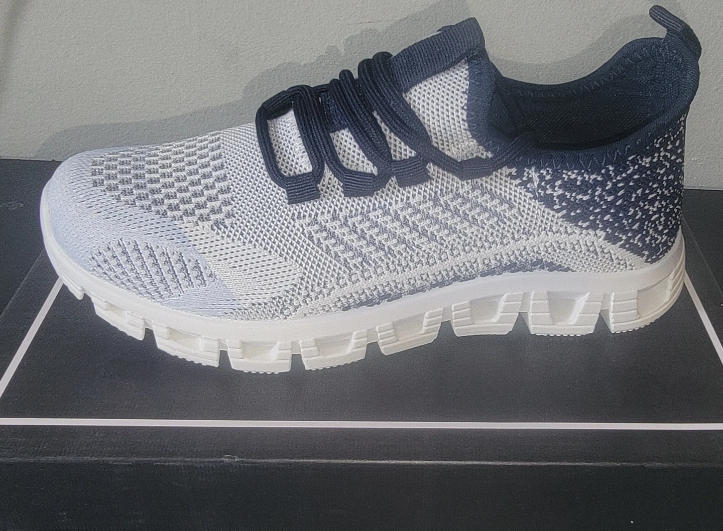 Knit Sneakers tennis shoes 👟 size 6