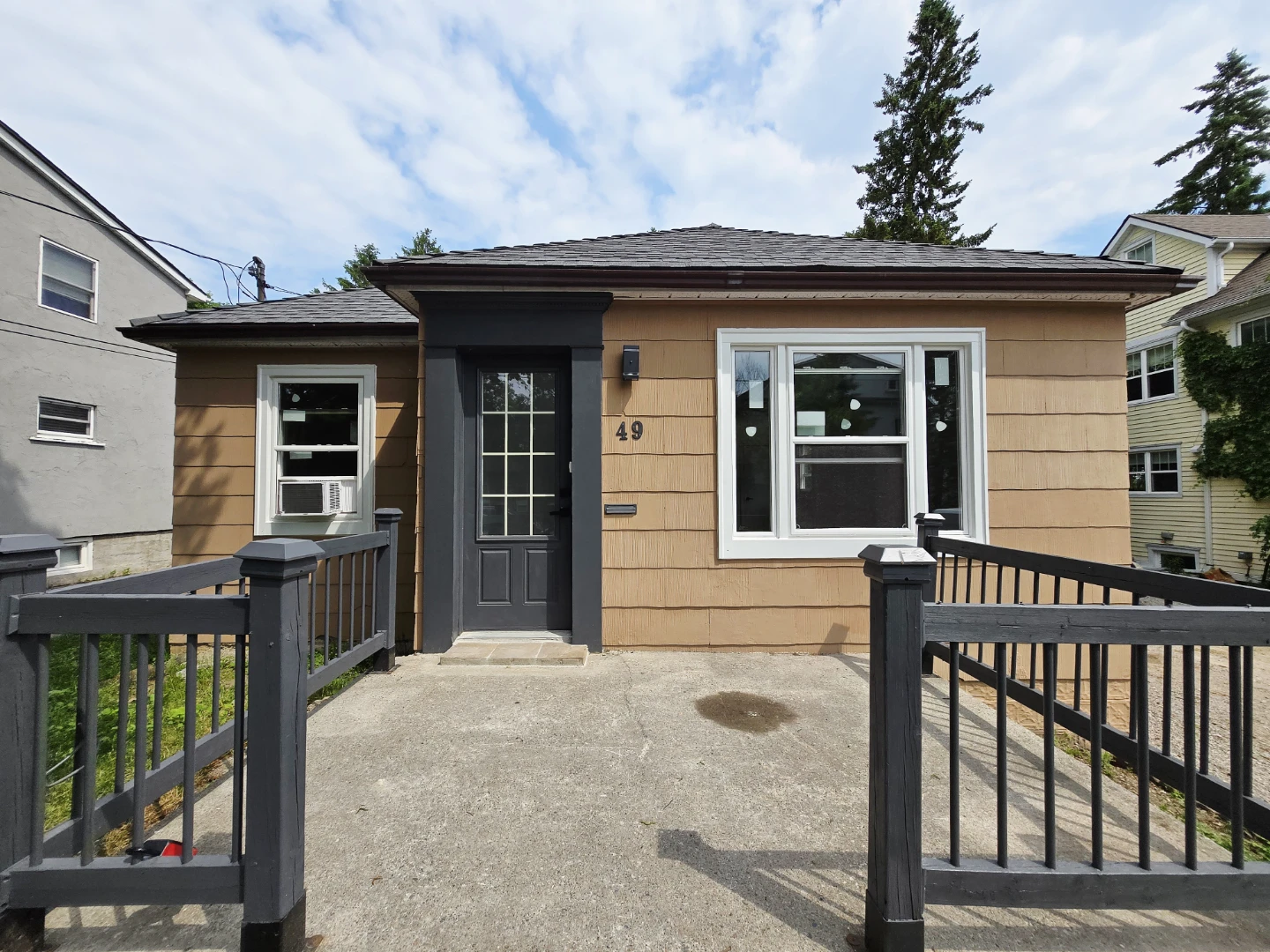 House for Rent- Richmond Hill-main floor - photo 2