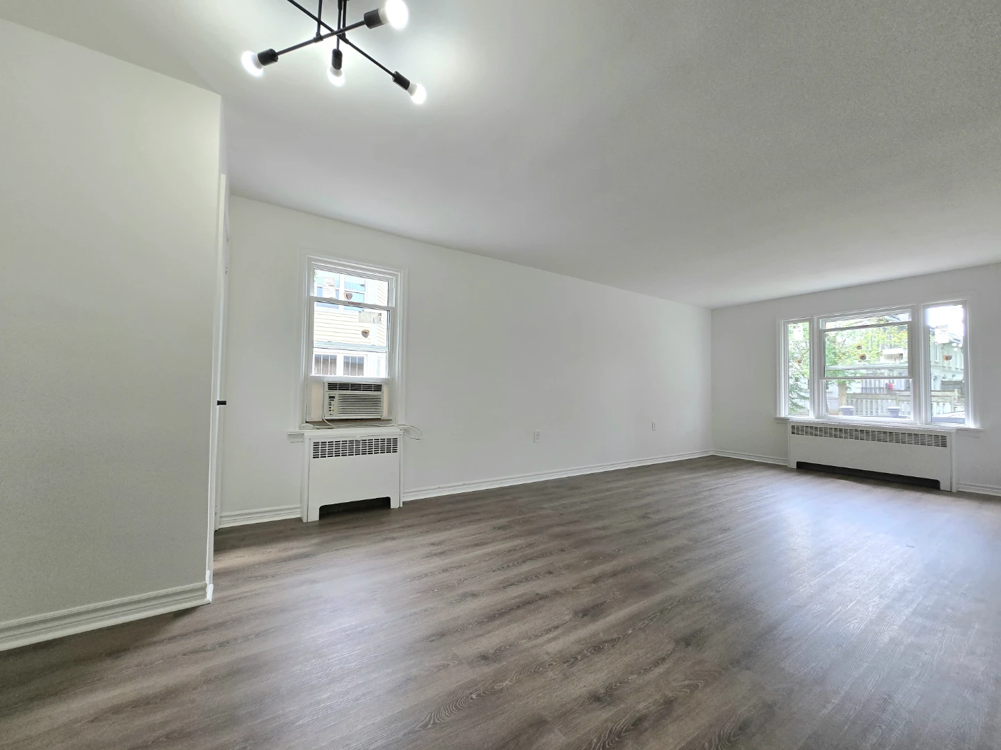 House for Rent- Richmond Hill-main floor - photo 4