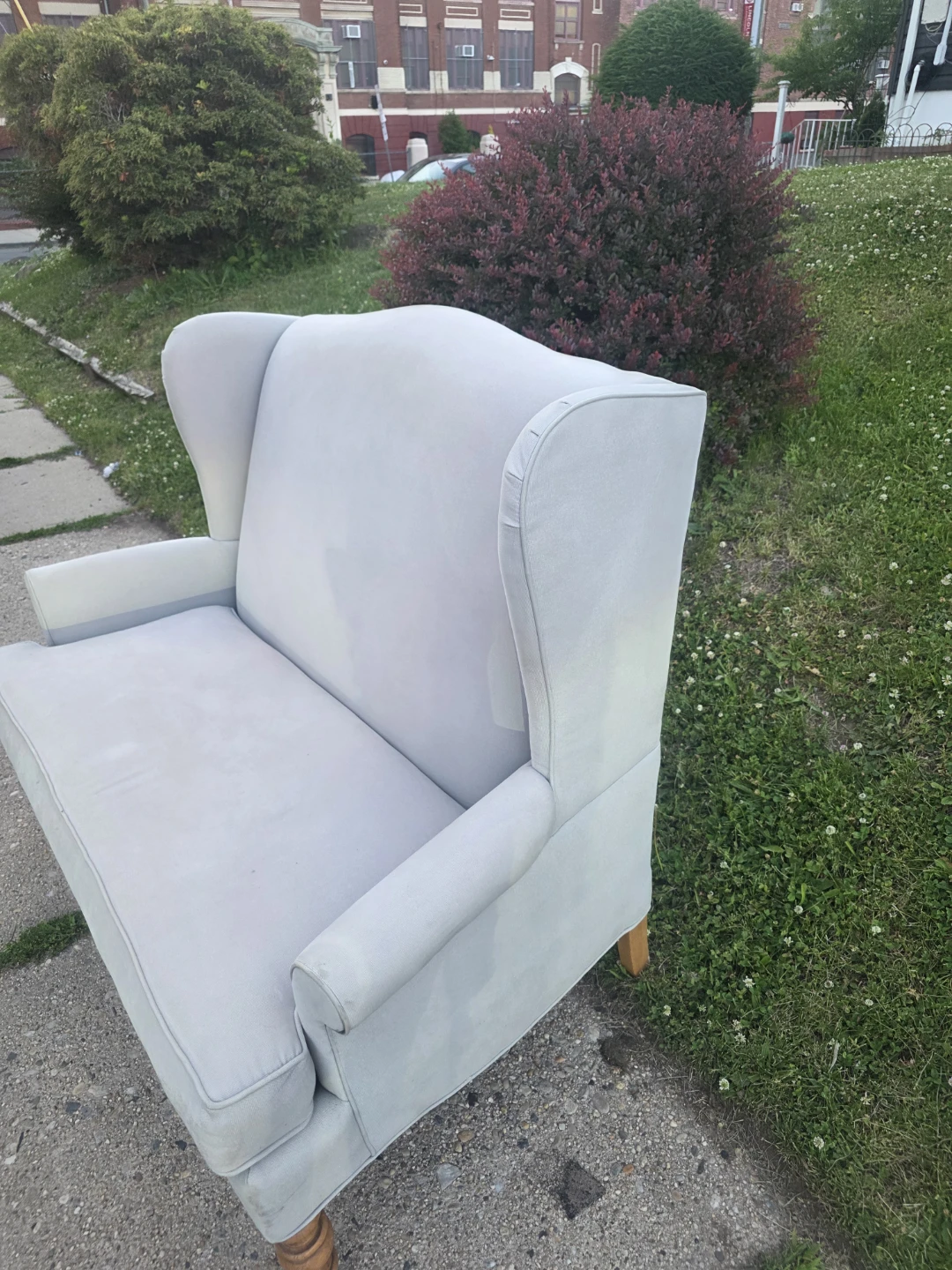 BROYHILL Light Gray Wingback Loveseat - photo 2