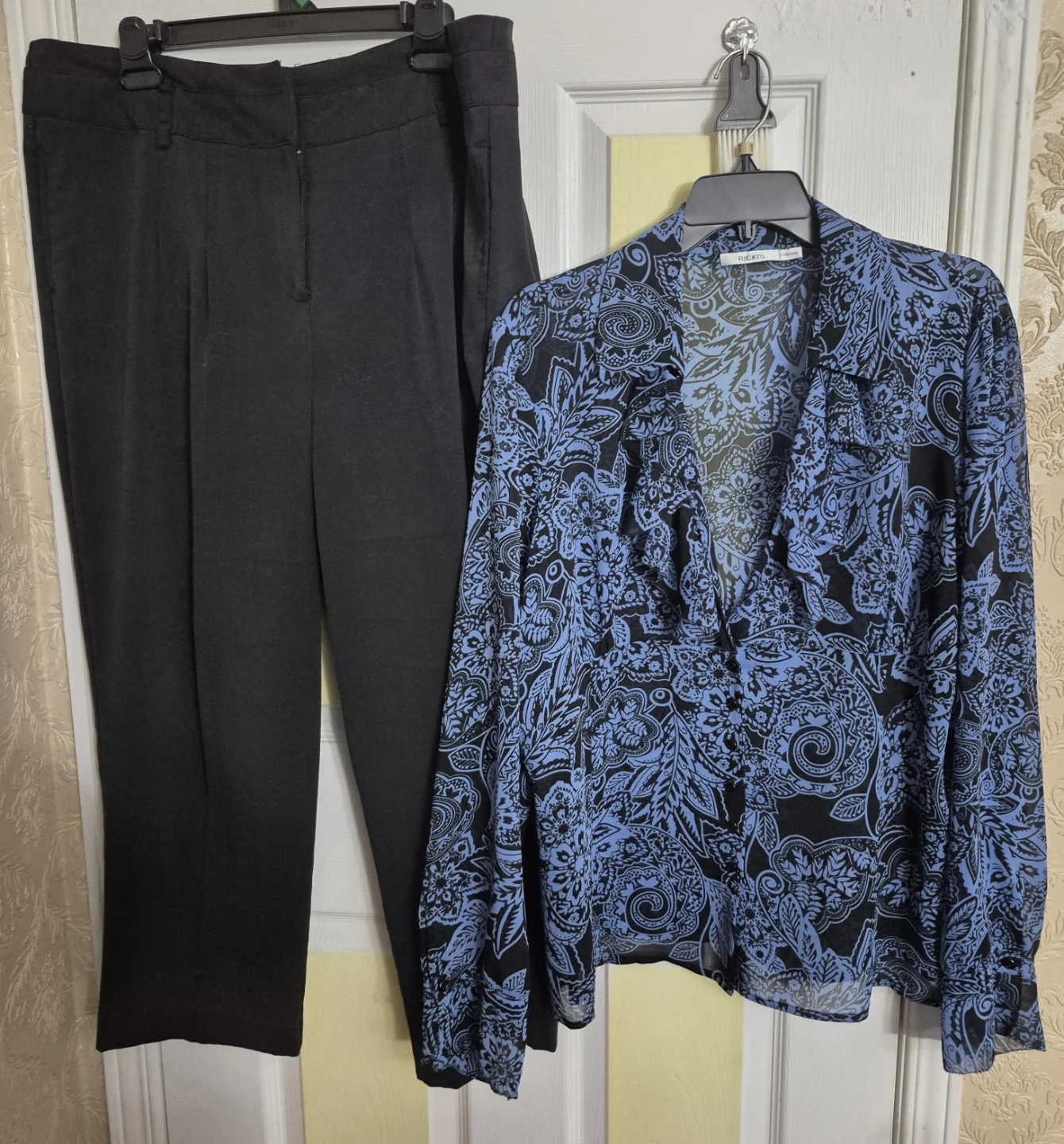 Rick's blouse fit size 16-18 & Cleo Black  capri Pants Size 16