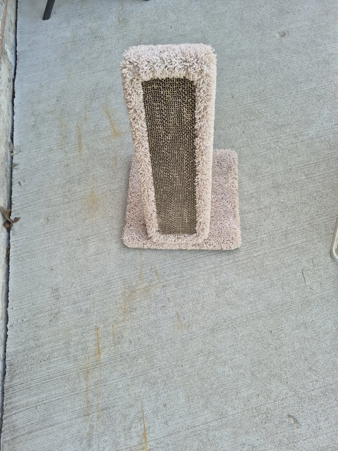 Carpeted Cat Scratching Post