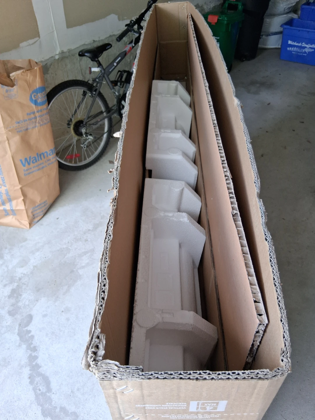 Hisense 65" QLED 4K TV box - moving - photo 2