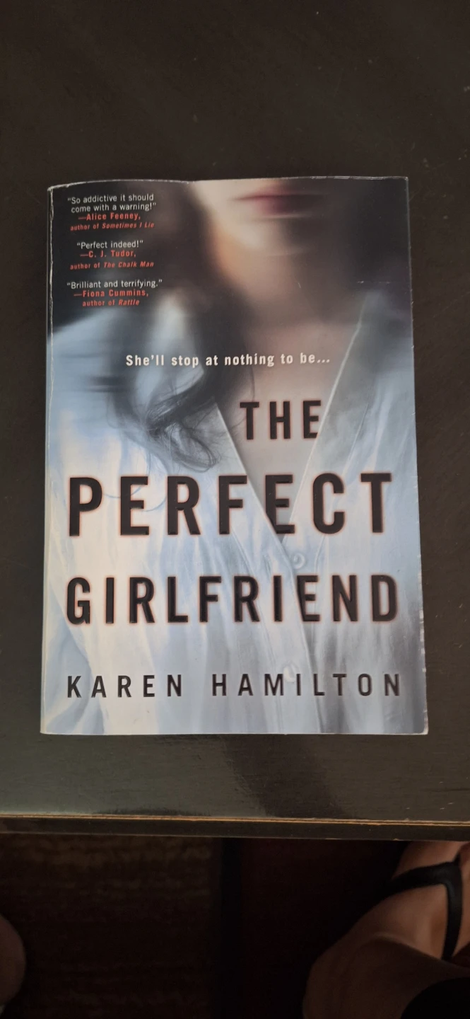 The Perfect Girlfriend by Karen Hamilton - Novel⚽