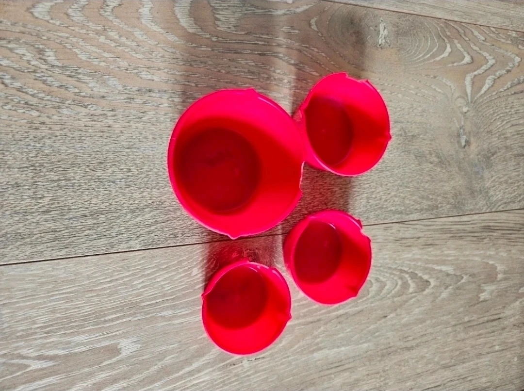 ⚽️ 4 Piece Bright Pink Silicone Baking Cups