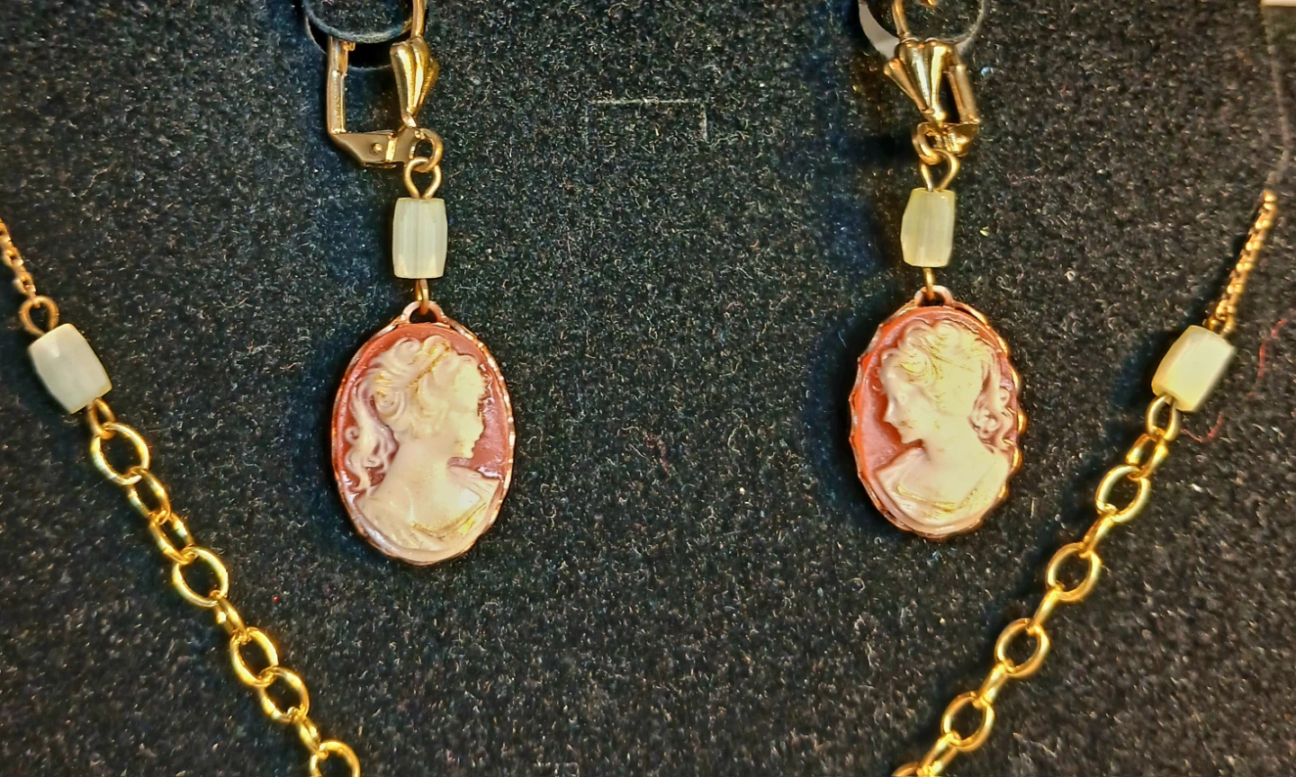 Cameo Necklace and Earring Set - photo 2