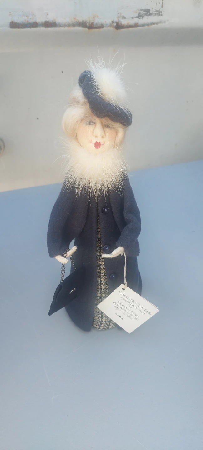 'AUNT CLARA ' Collectible Cloth Doll by Roberta McLaren