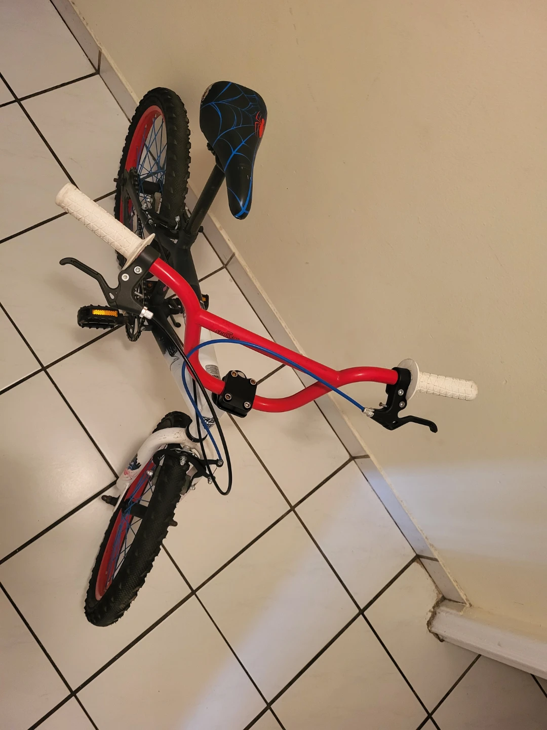 Huffy Marvel® Spider-Man® 18” Bike + Helmet & Pads Bundle! - photo 5