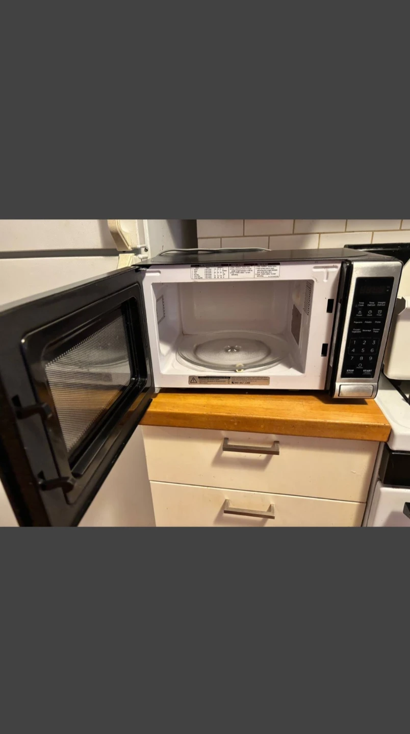 (Free Delivery) Black+Decker Microwave - photo 2