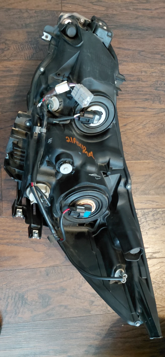 Subaru Halogen Headlight Assembly - photo 2