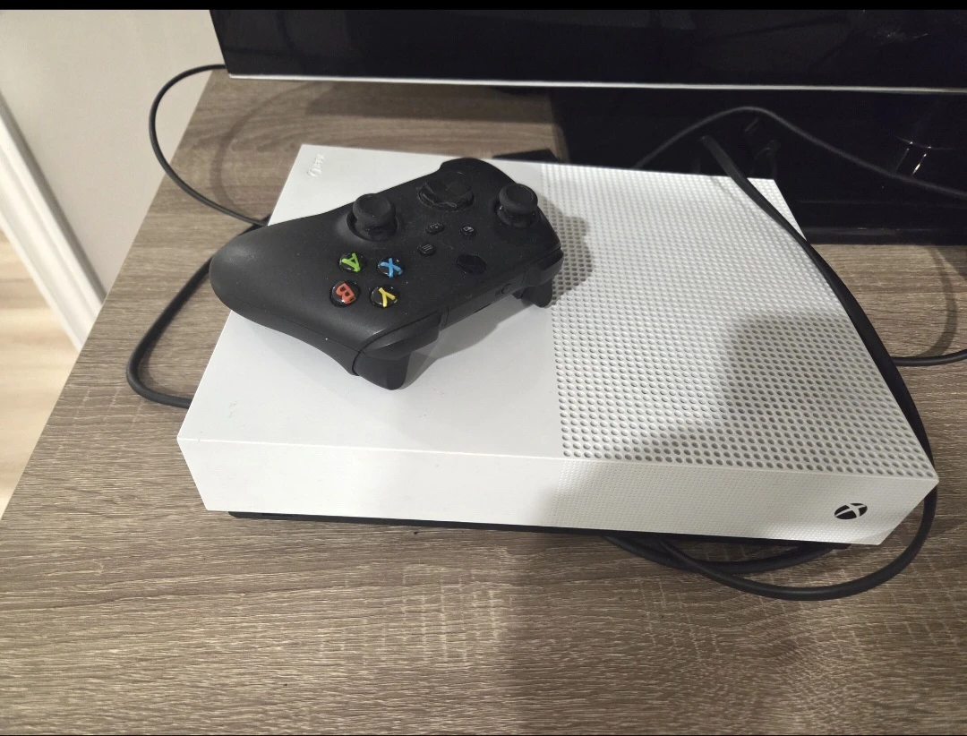 Xbox One S Console with 2 Controller