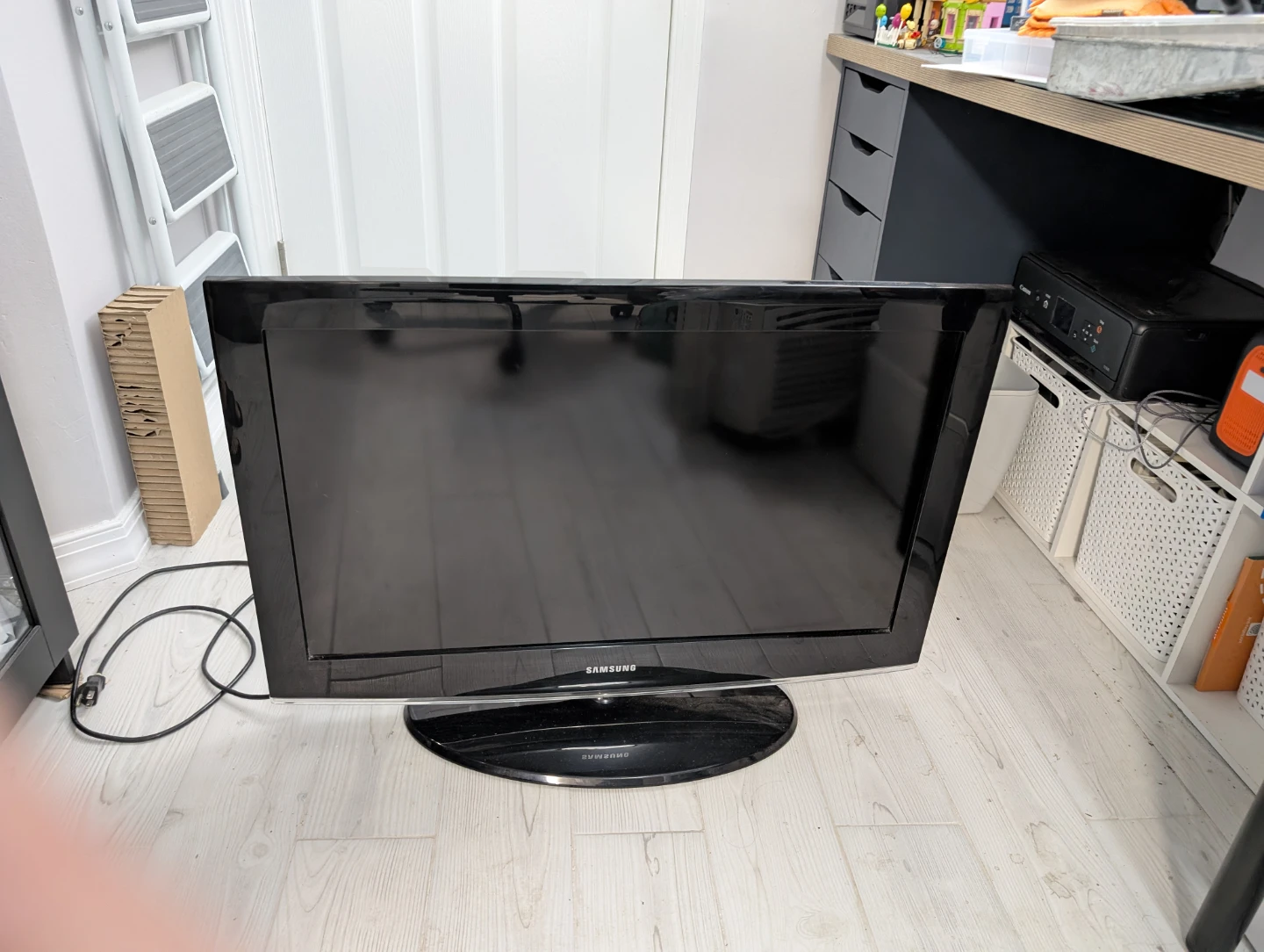 TV with Roku expresss - photo 2