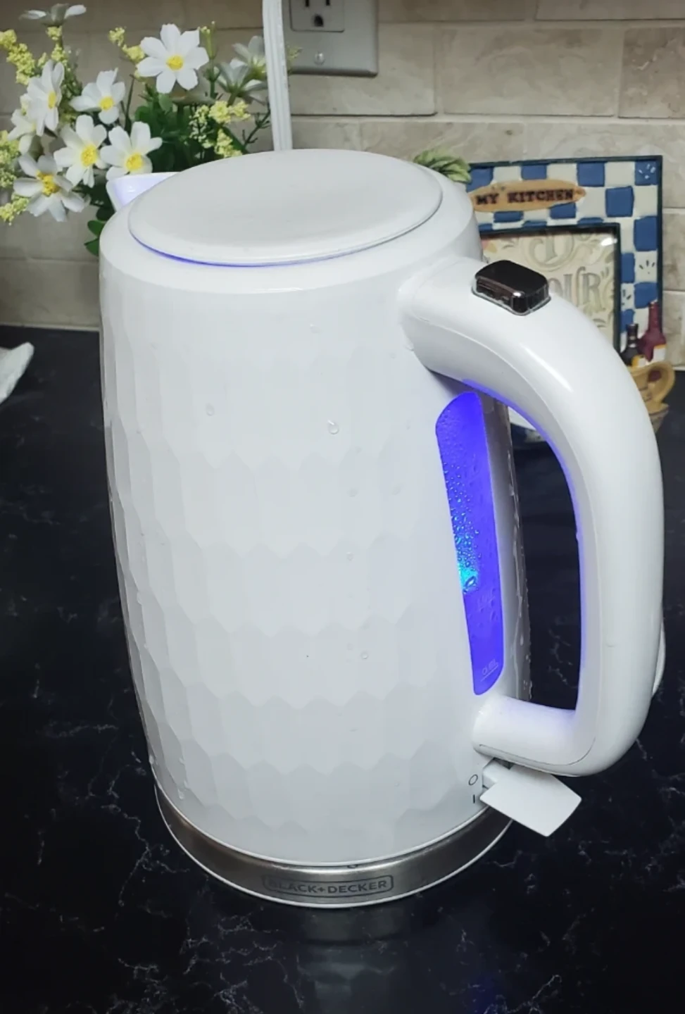 BLACK+DECKER White Electric Kettle