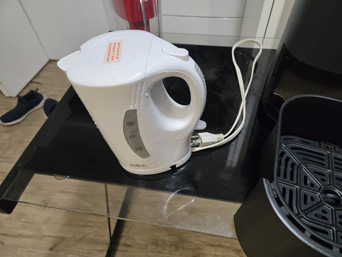 airfryer, kettle, water purifier jug and 2 x work tables - photo 4