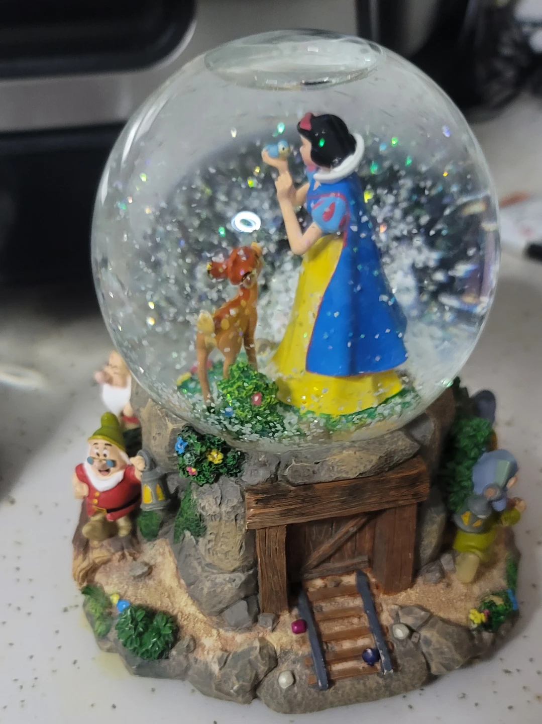 Disney Snow White & the Seven Dwarfs Musical Snow Globe - photo 2