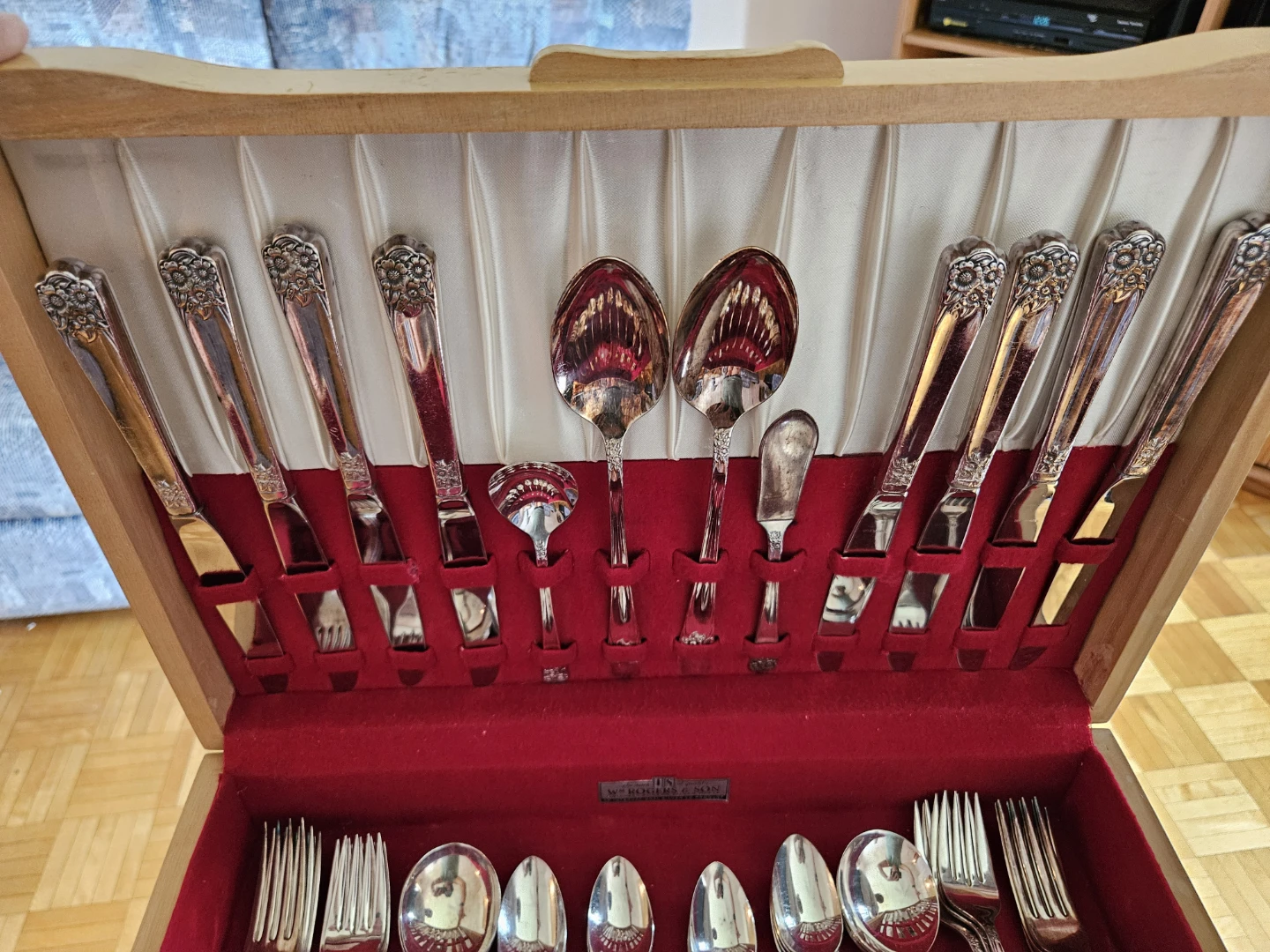 WM Roger's & Sons Silver Plated "April" Silverware - Set of 52 - photo 2