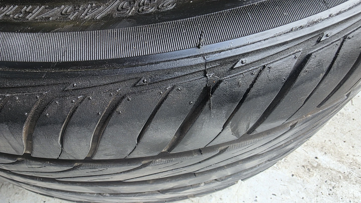 Set of 2 Tires - 235/45ZR18