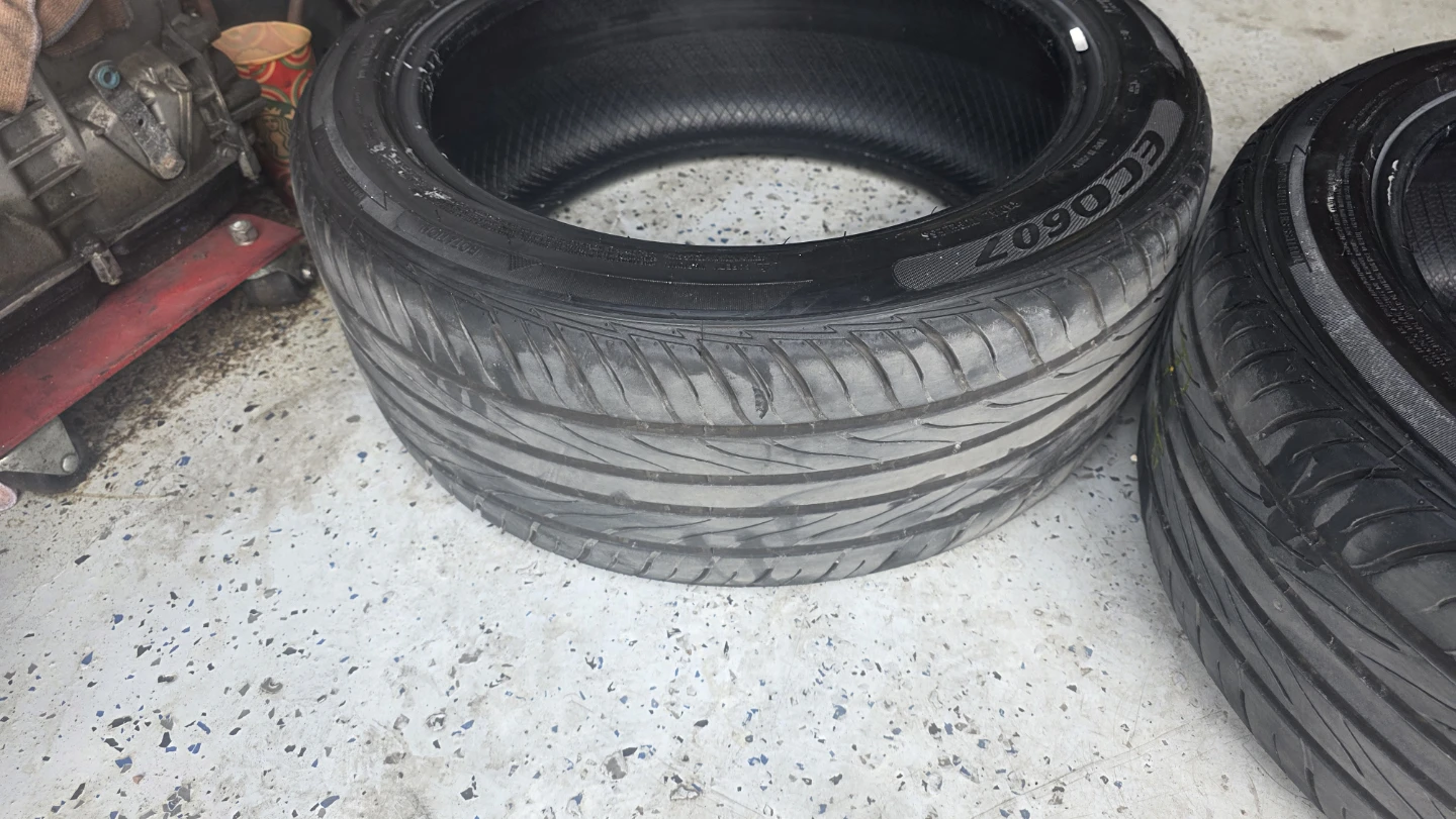 Set of 2 Tires - 235/45ZR18 - photo 4