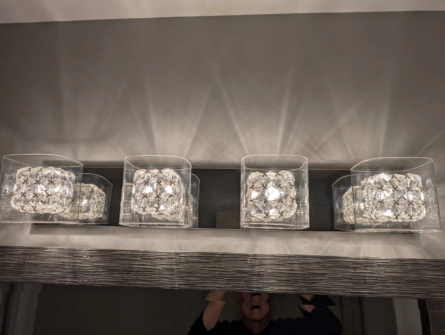 Very attractive bathroom vanity light.