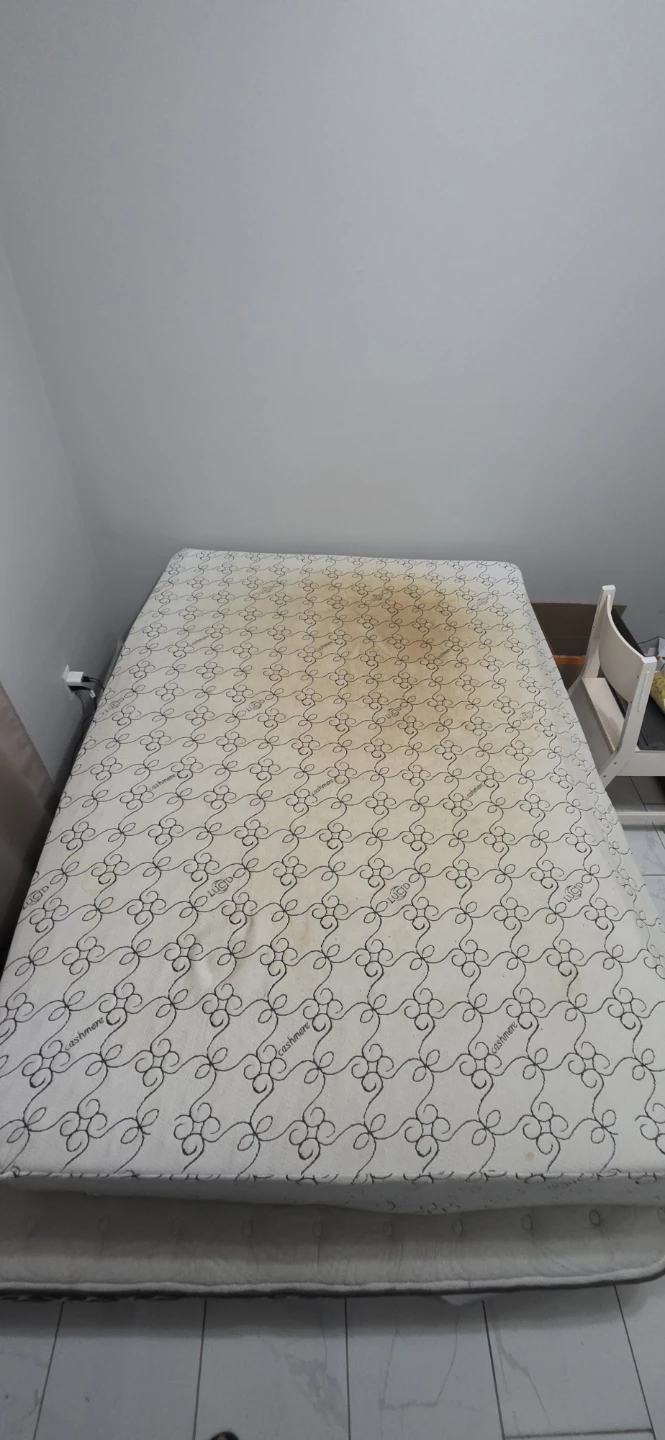 4 mattresses free but the cover is dirty - photo 2