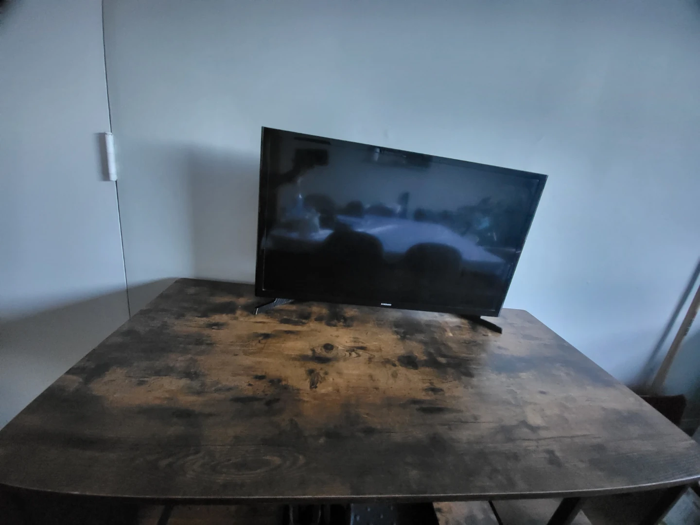 Desk + samsung monitor