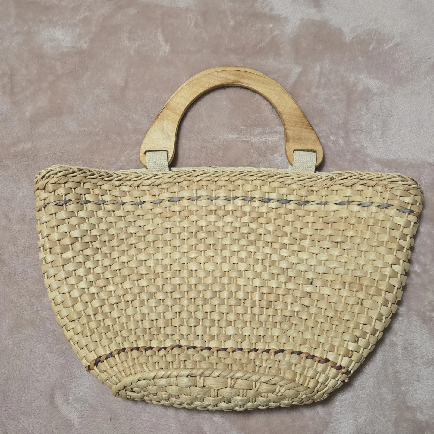 Woven straw tote bag with wooden handles - photo 3