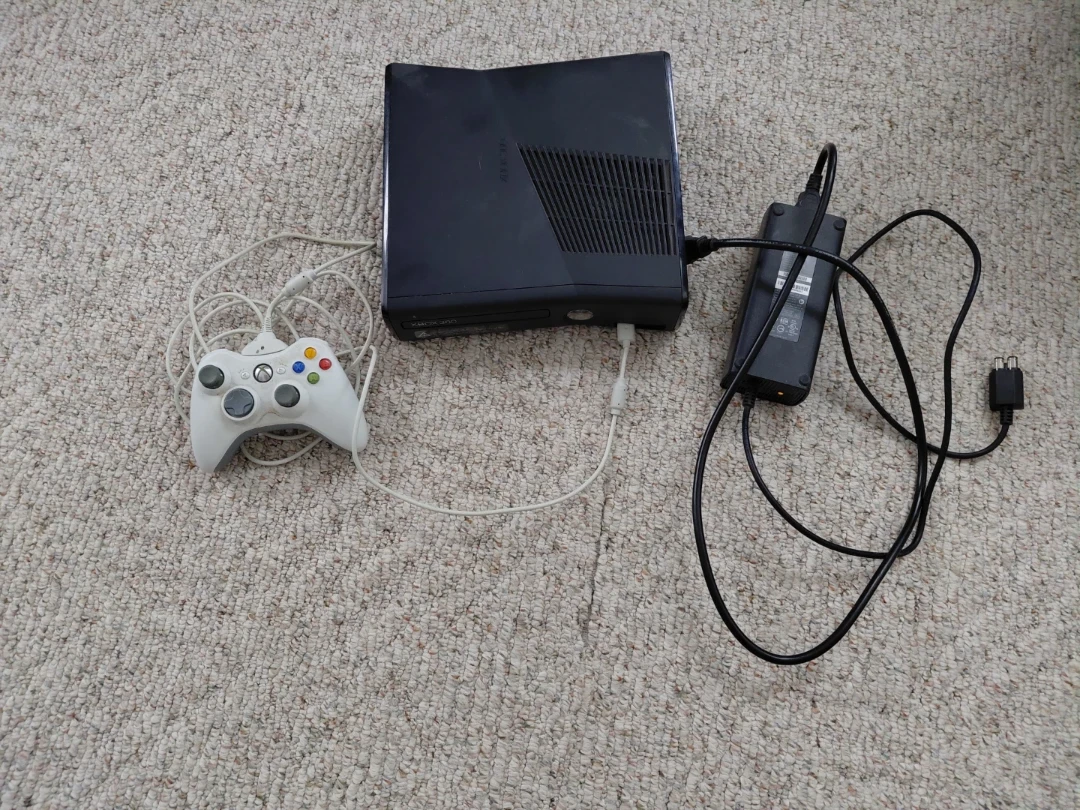 Xbox 360 Slim Console (black) with Controller and Power Adapter - photo 2