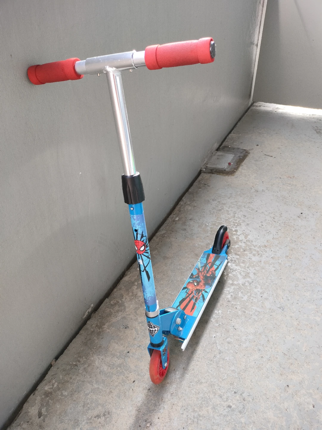 Spider-Man and GLOBBER Scooters - photo 4