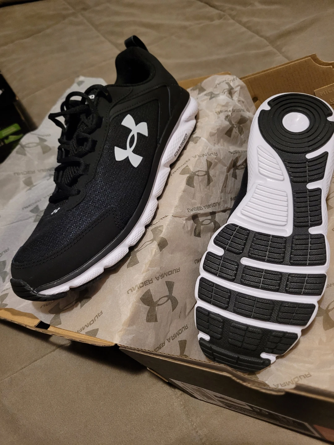 Men's 9 1/2.Under armor,  shoes.