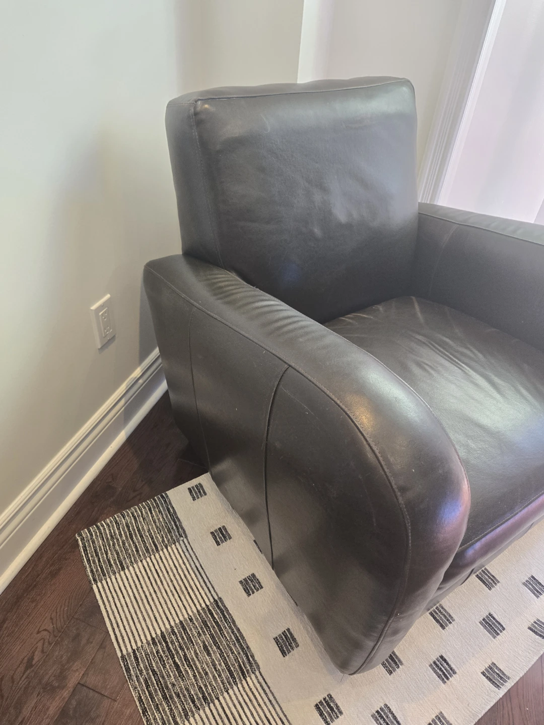 Dark Leather Armchair - photo 3