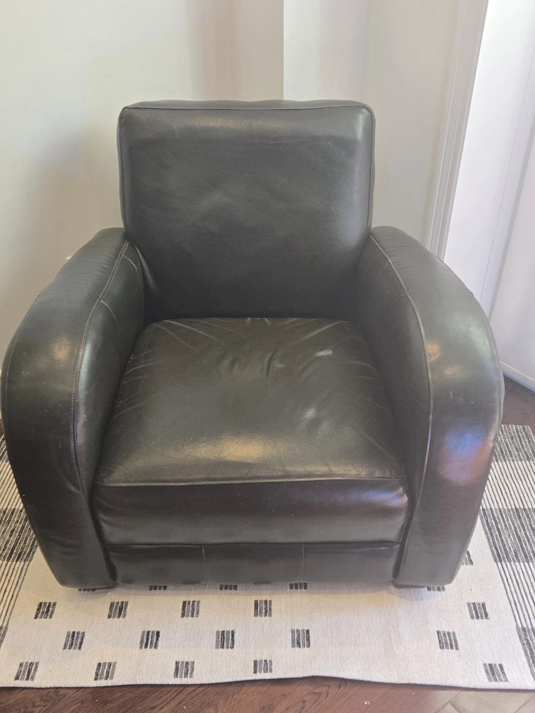 Dark Leather Armchair - photo 4