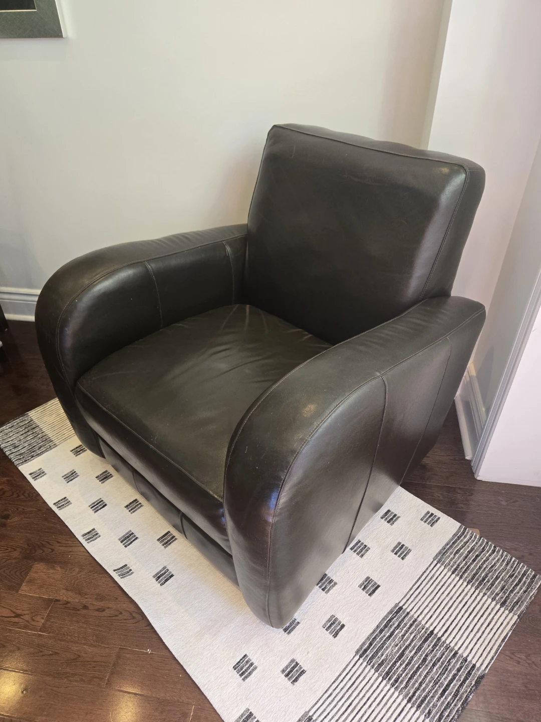 Dark Leather Armchair - photo 5