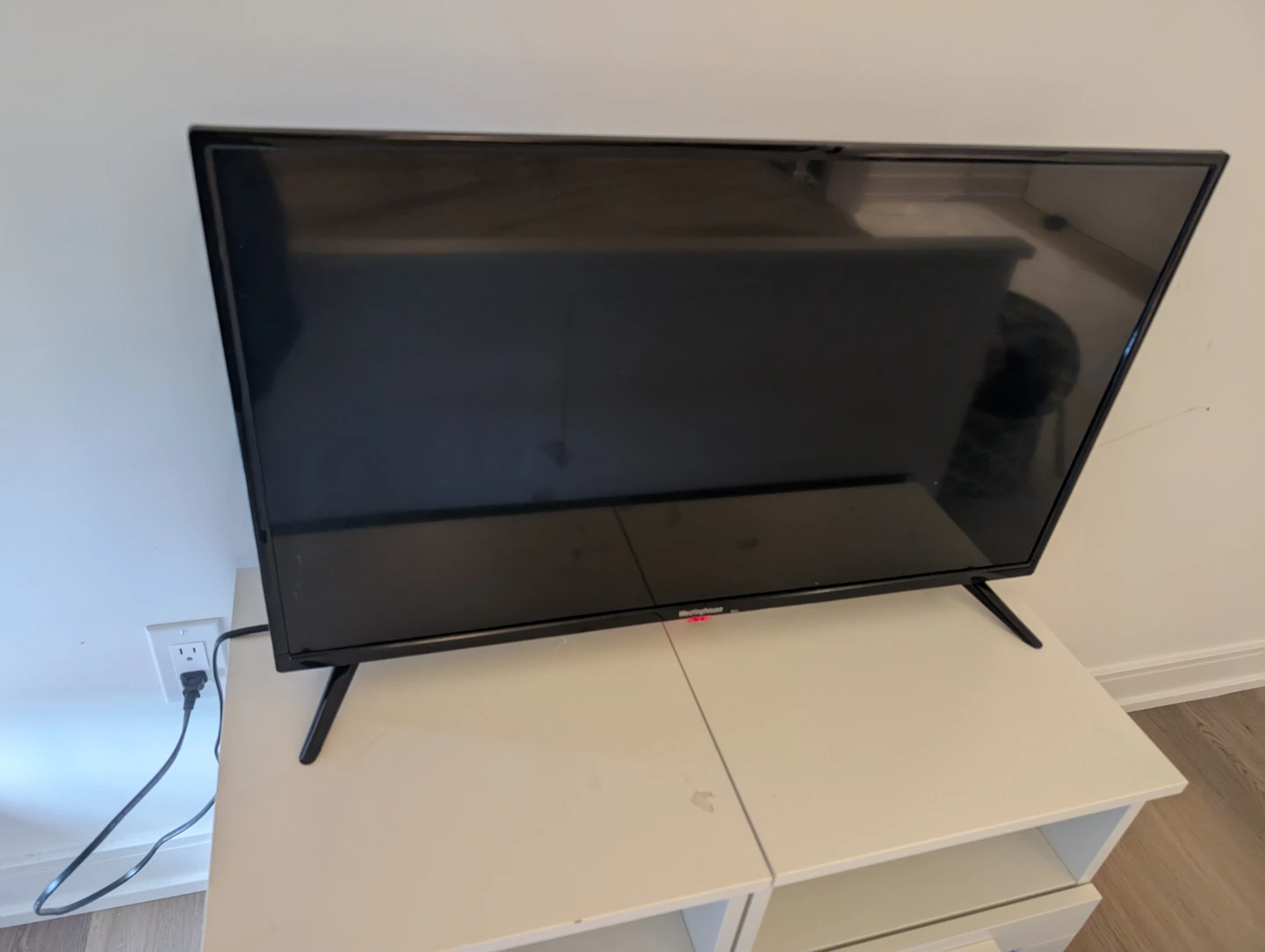 Westinghouse 32" HD Smart TV - photo 2