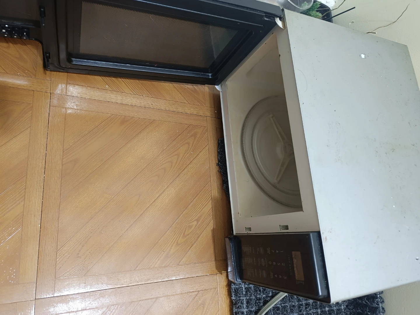 Sharp Carousel Microwave Oven - photo 4