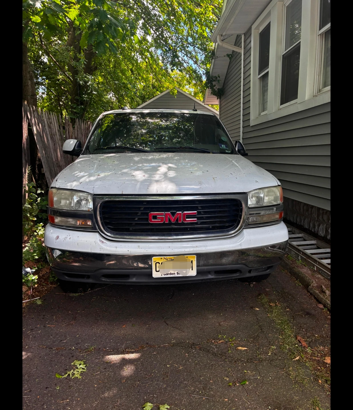 White GMC Yukon SUV XL 2004