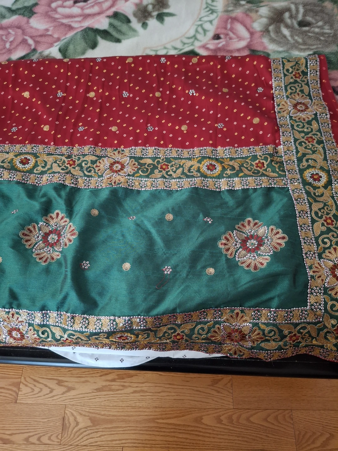 Red and Green Saree with Embellishments - photo 3
