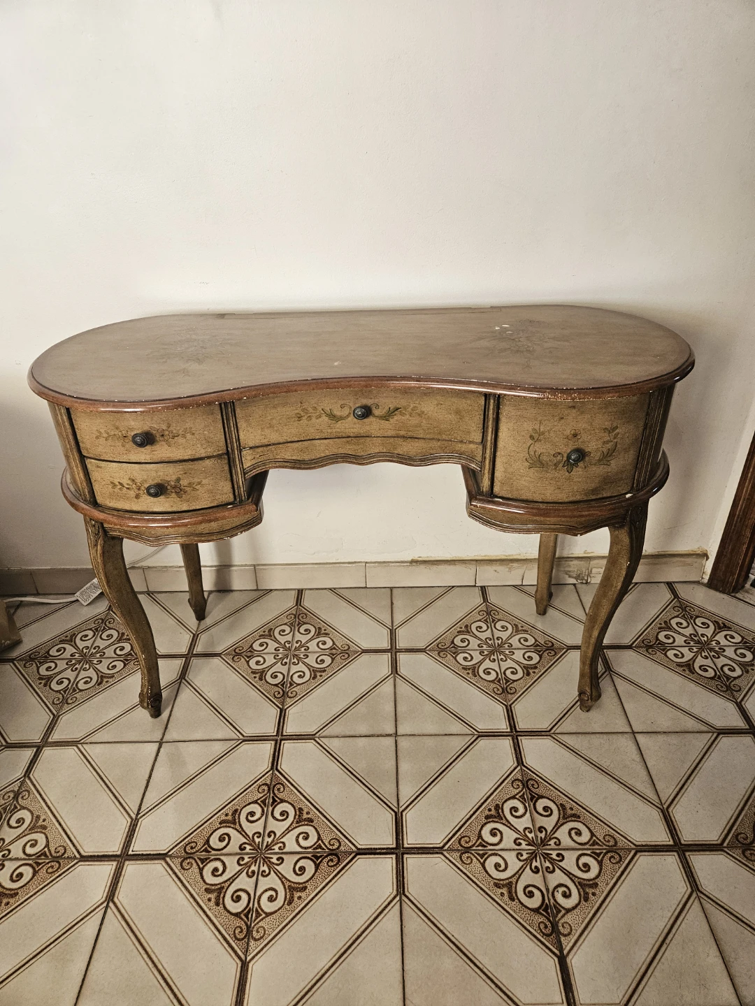 Beautiful vintage vanity and mirror