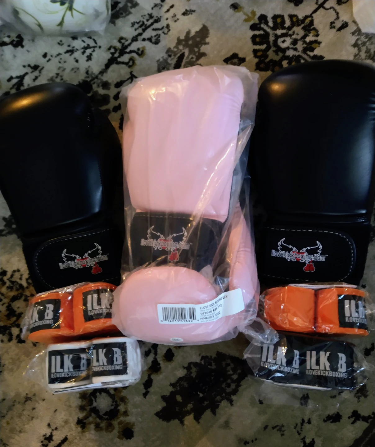 16oz-20oz Variety of New Boxing gloves FREE set of Hand Wraps - photo 5