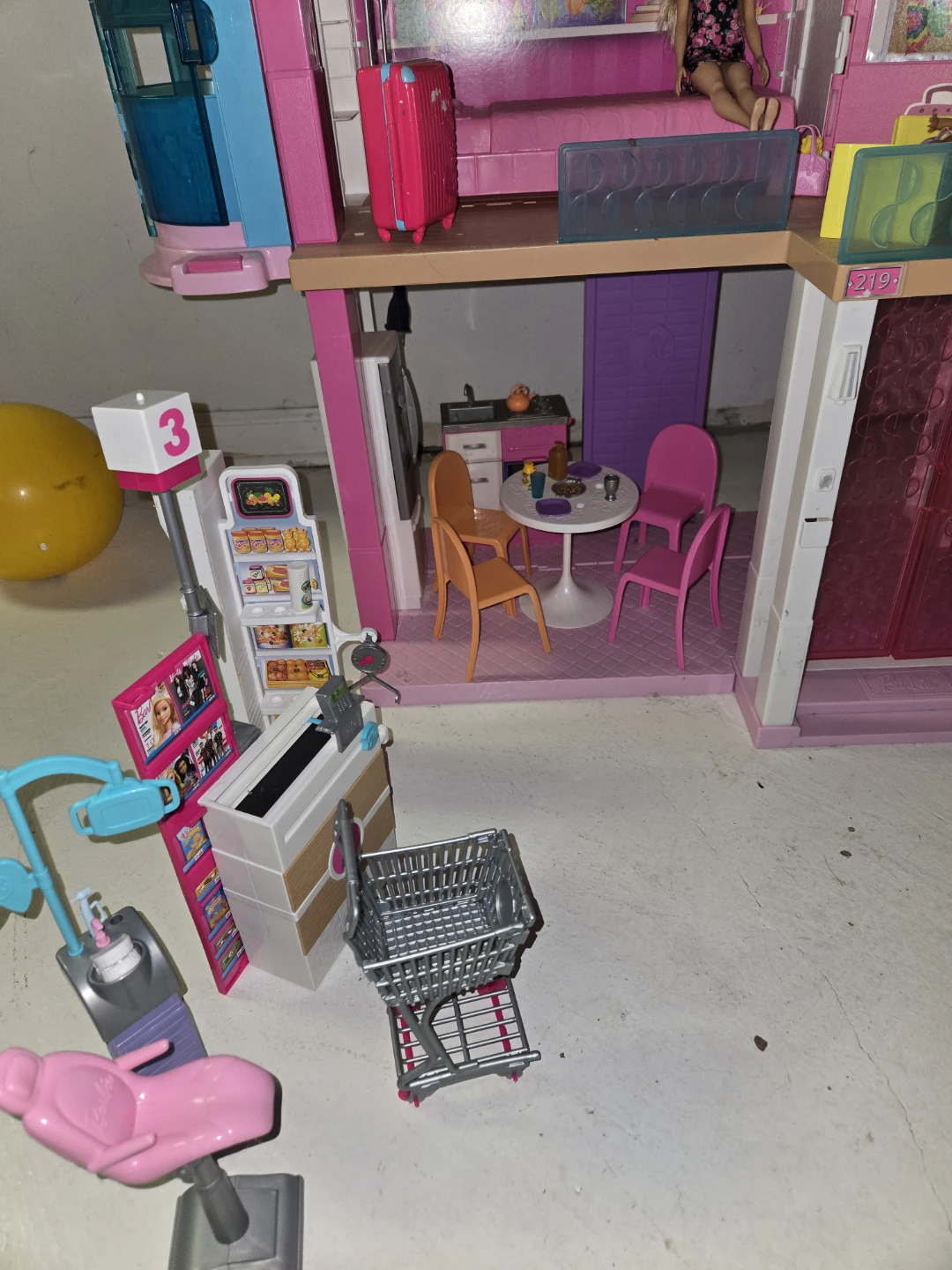 Barbie Dreamhouse with Accessories and Dolls - photo 2