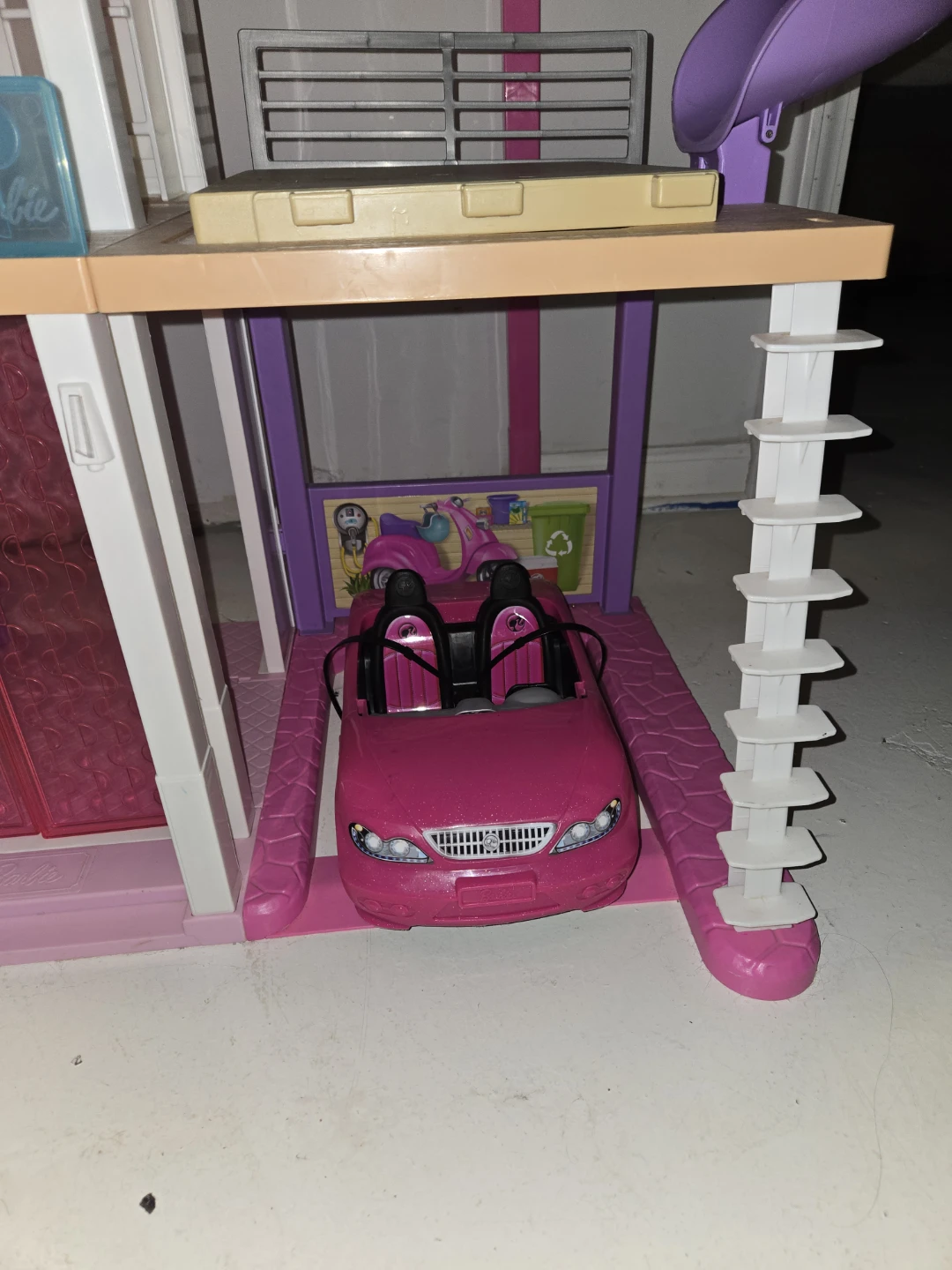 Barbie Dreamhouse with Accessories and Dolls - photo 4