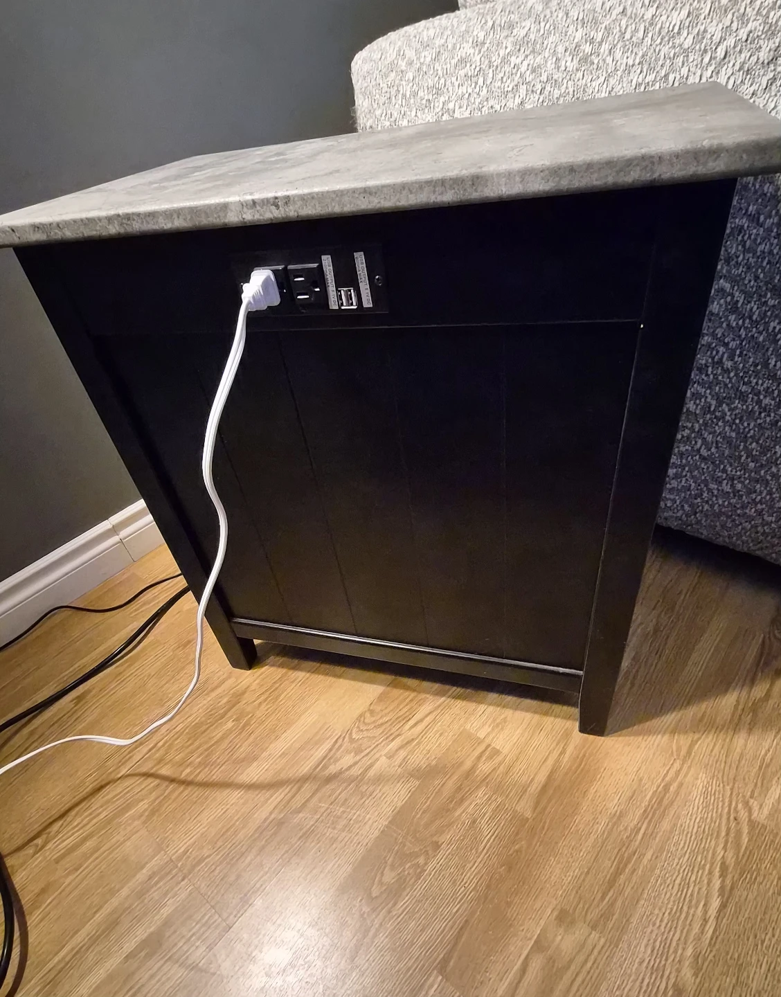 Ashley Furniture End Table with Built-in Power and USB - photo 2