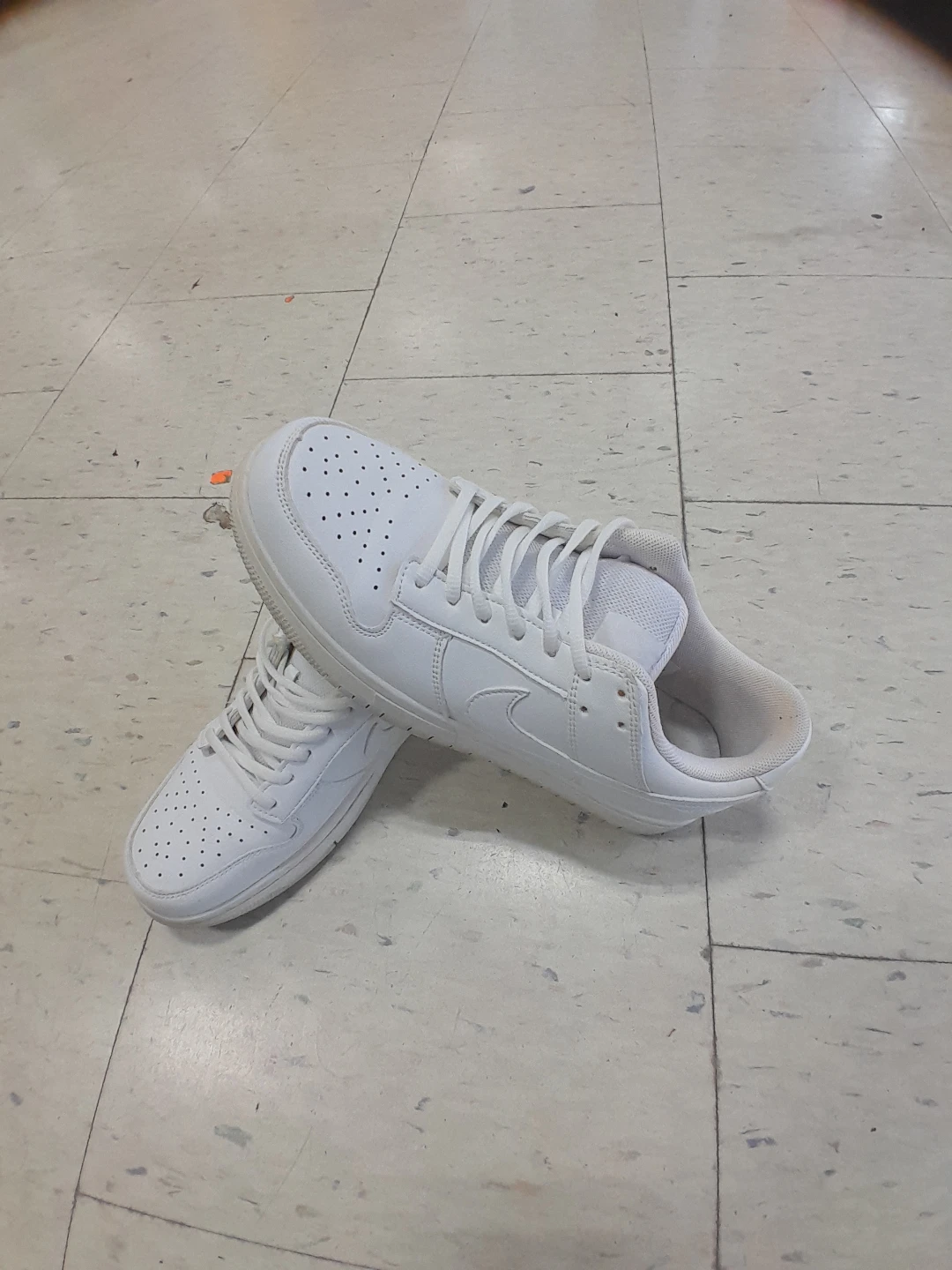 White Nike Sneakers Men's Size 8.5 - photo 4