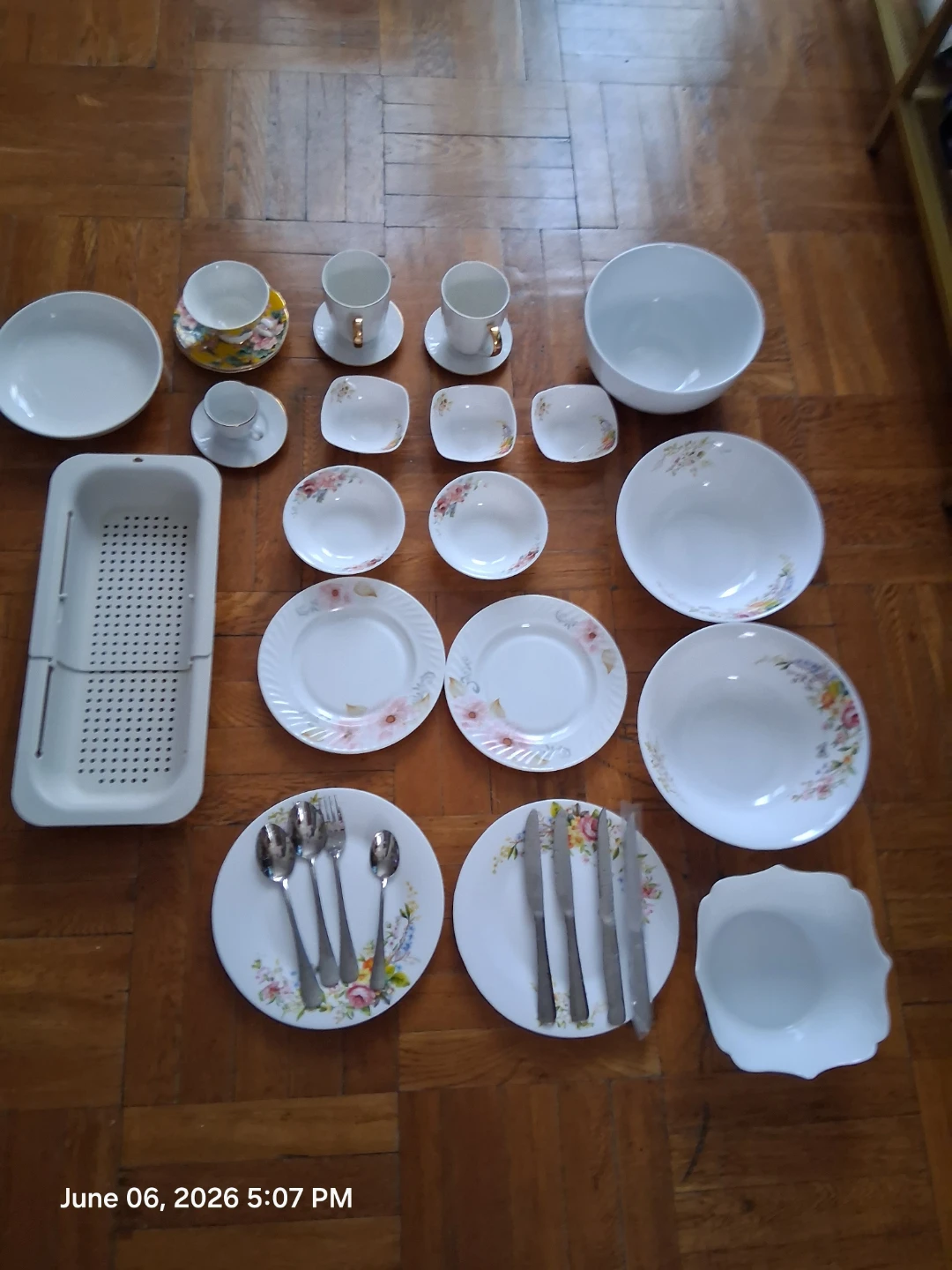 FREE FREE Floral Dinnerware SeT