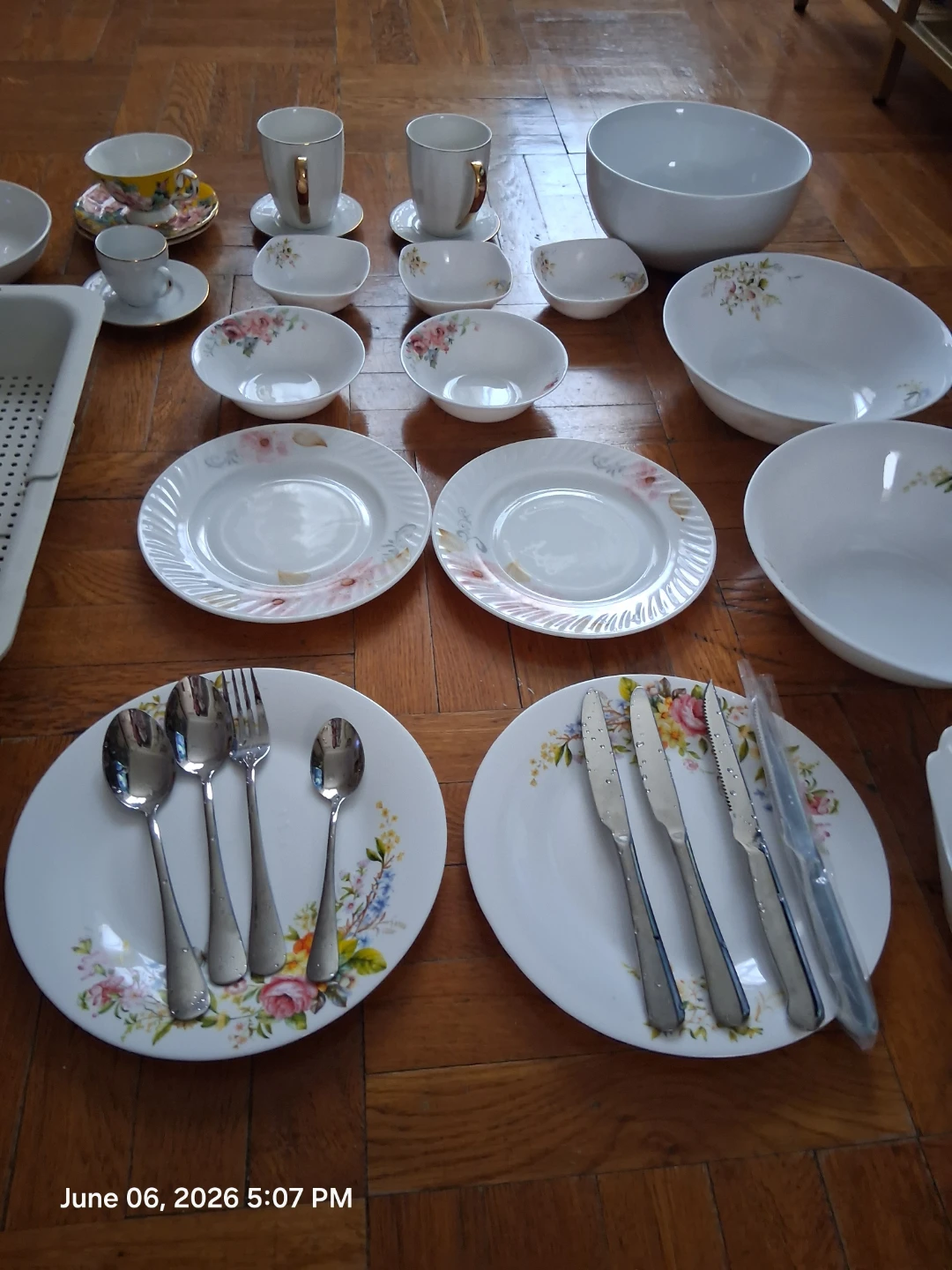 FREE FREE Floral Dinnerware SeT - photo 2