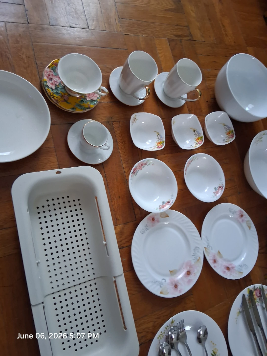 FREE FREE Floral Dinnerware SeT - photo 3
