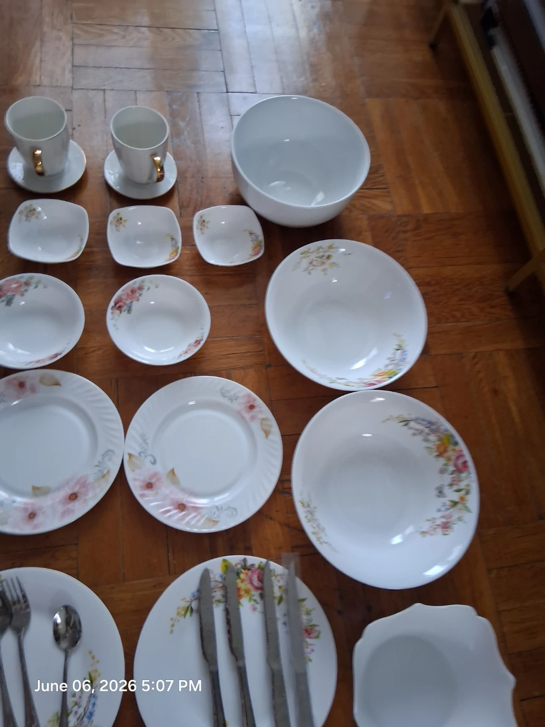 FREE FREE Floral Dinnerware SeT - photo 4