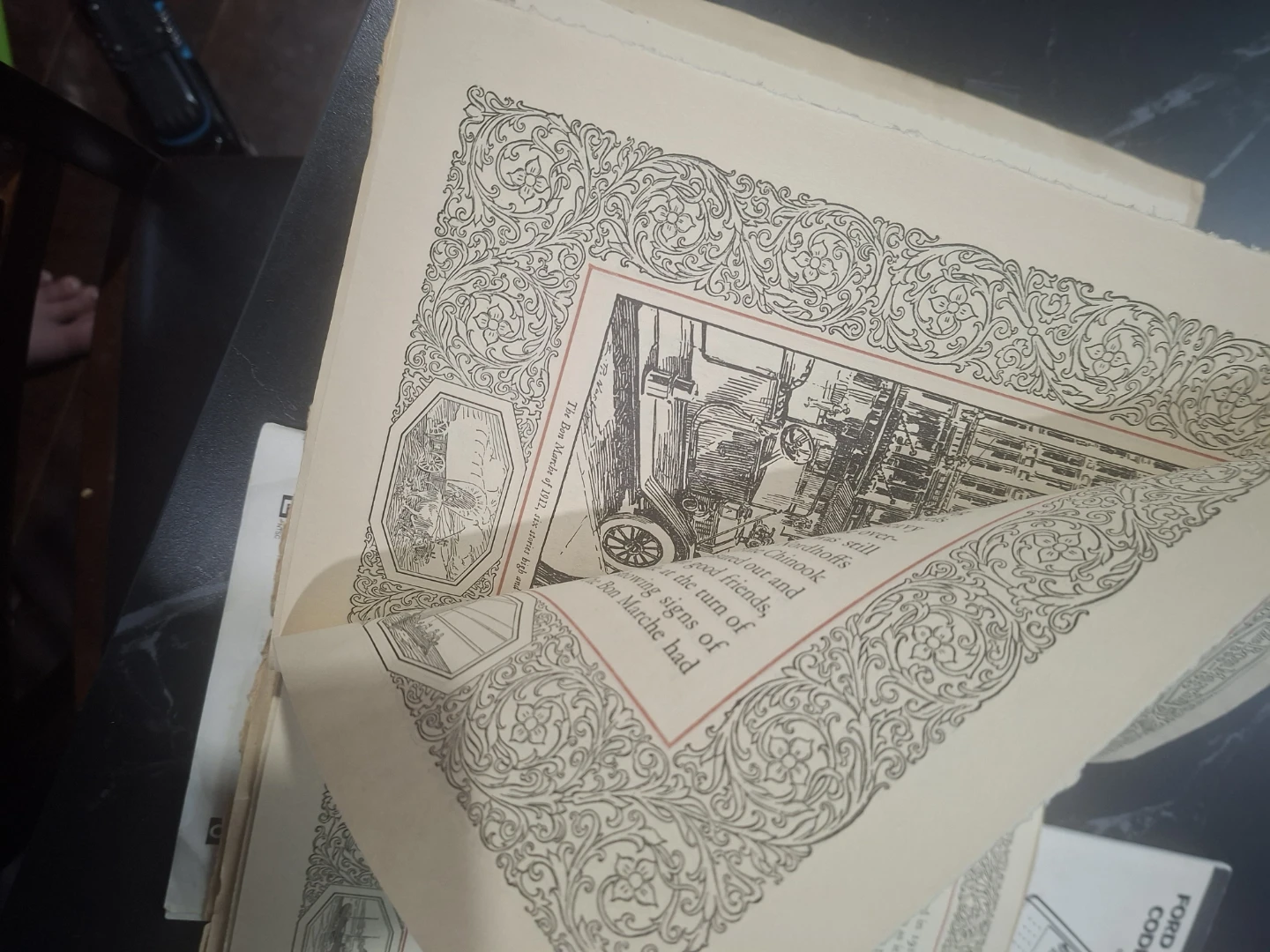 Shelf lot including 1929 bon marche book - photo 5