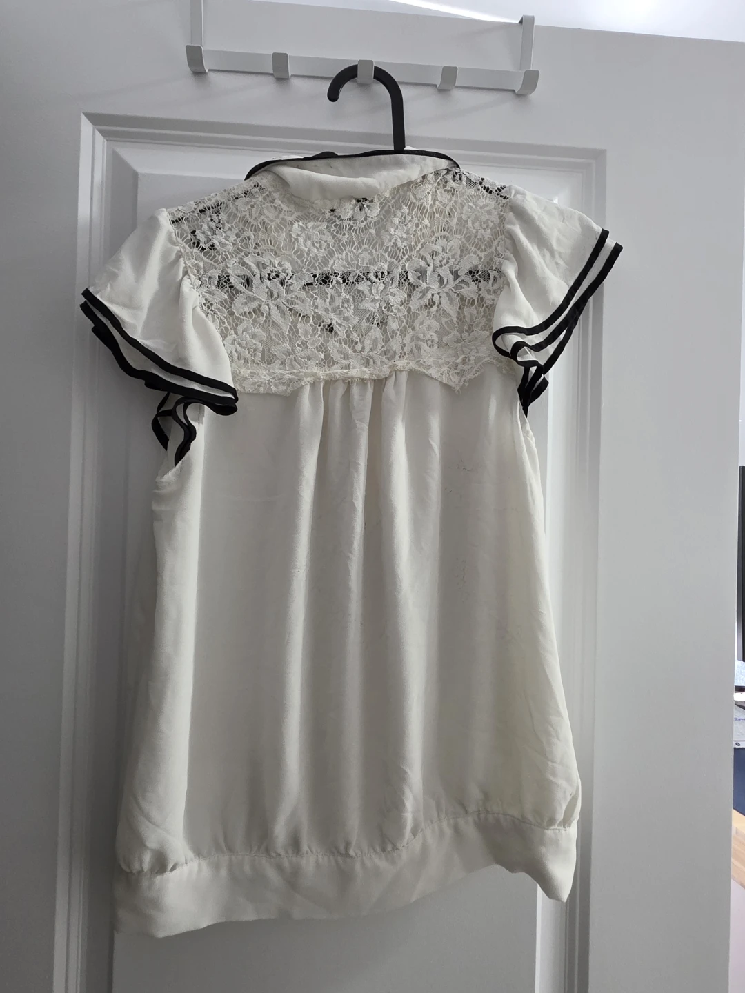 White blouse with black seams and lace - photo 2
