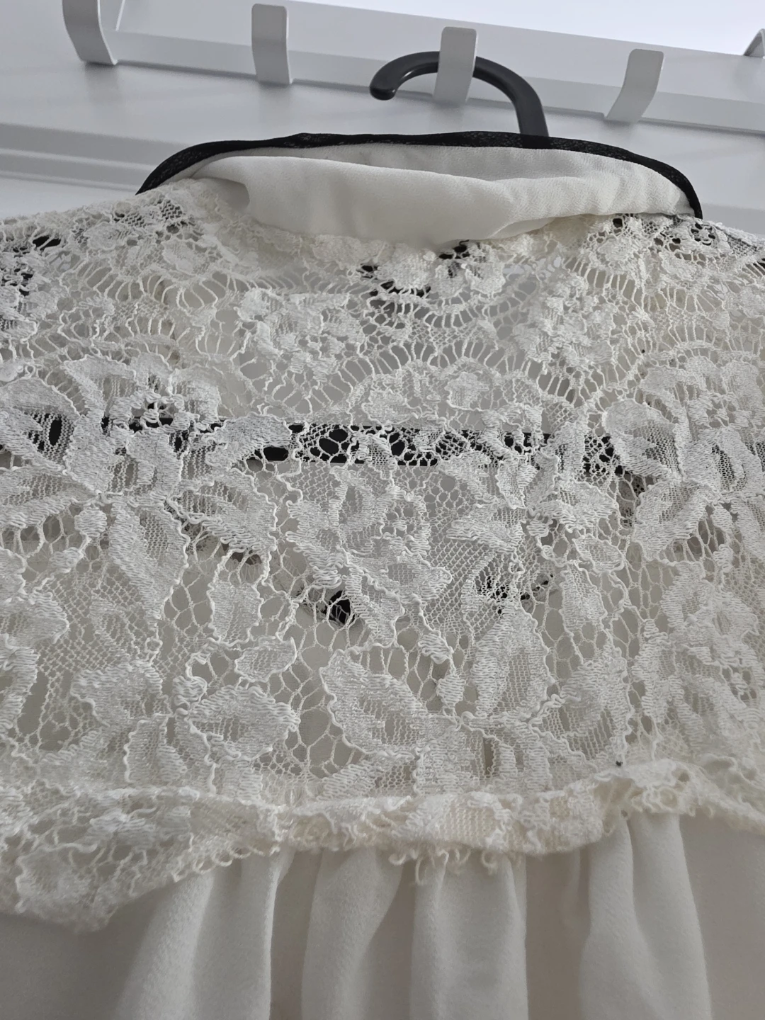 White blouse with black seams and lace - photo 3
