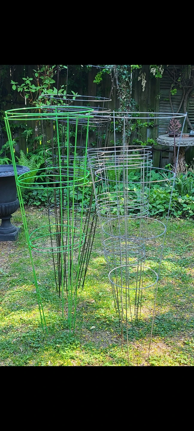 14 Tomato Baskets & Pkg of 4ft Bamboo Stakes - $30! - photo 3